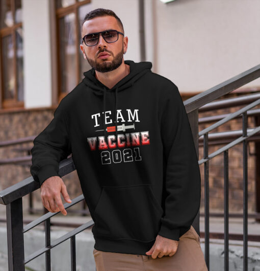 2021-03-Men-Hoodie-Team-Vaccine-Vaccinated-Pro-Vaccination-2021-mockup2-black.jpg